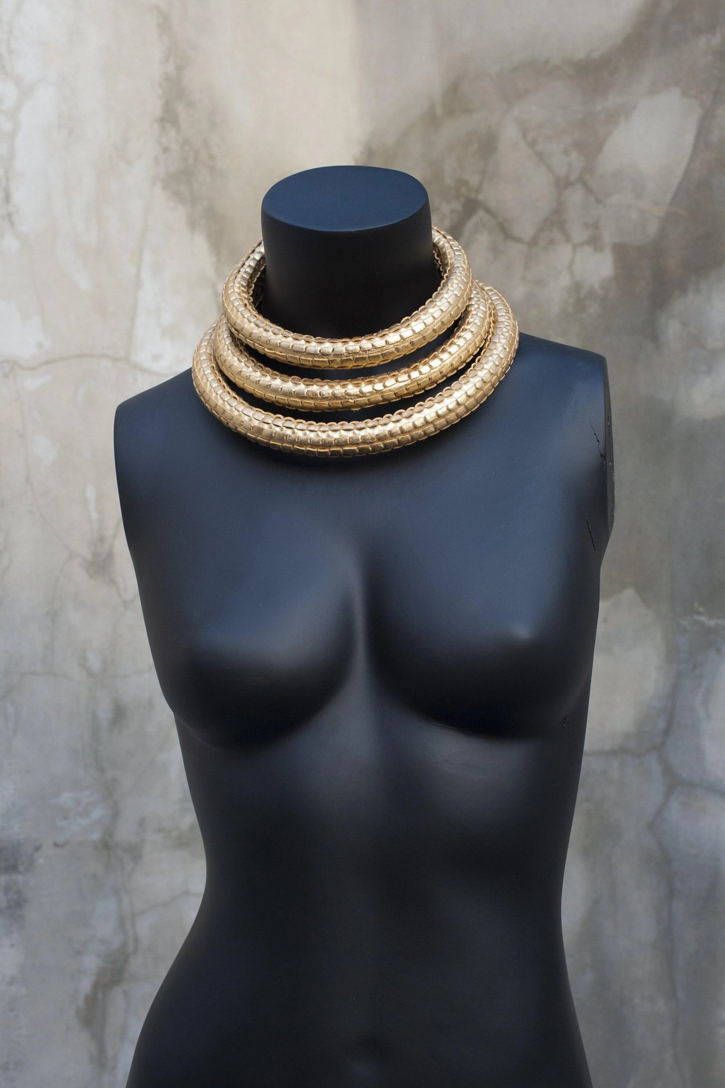 *EXCLUSIVE* GOLD COLORED JOKULL CHOKER