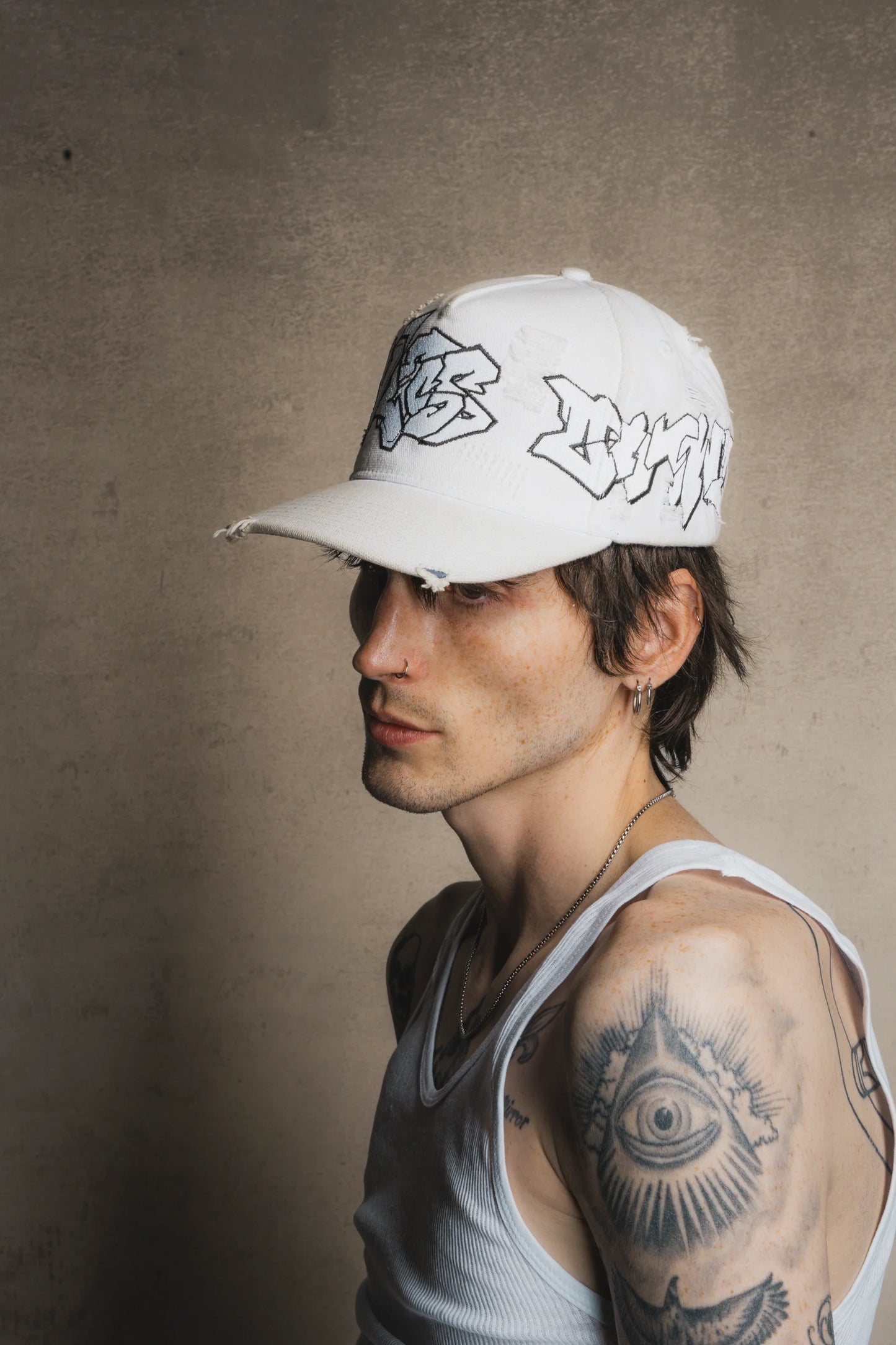 GRAFFITI DISTRESSED HAT